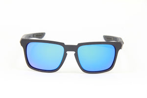 OUTLAW GRAPHITE BLACK SPEAR MATTE CARBON FIBER PRINT BLUE POLARIZED (2024)